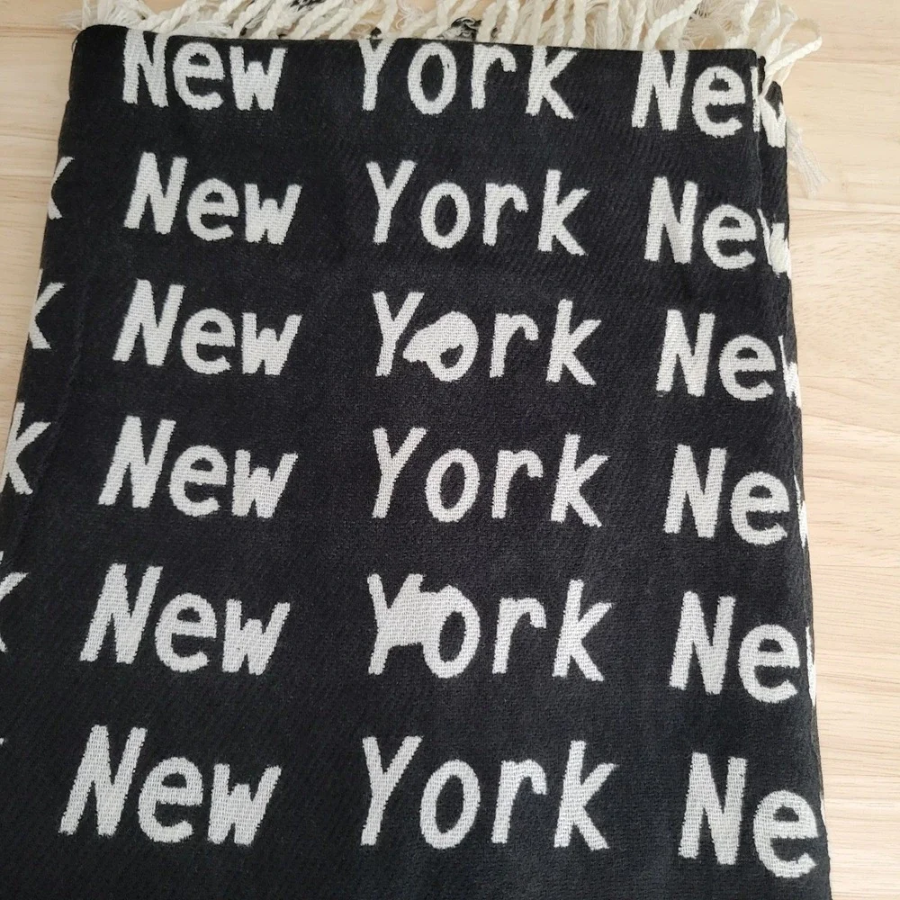 100% Cashmere Scarf Wrap Shawl Pashmina Black White Preppy Business NYC Print‎